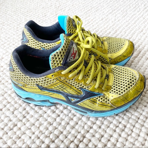 mizuno yellow running shoes